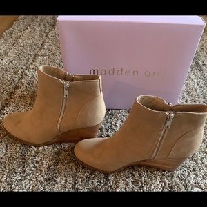 Madden Girl Gates Wedge Bootie, Gates Sand Fab